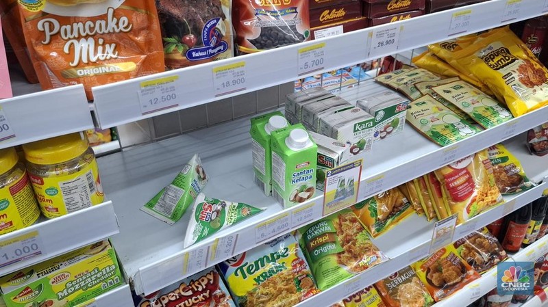 Stok produk santan kemasan di Transmart Kota Kasablanka, Jakarta, Kamis (17/4/2025). (վ/Muhammad Sabki)