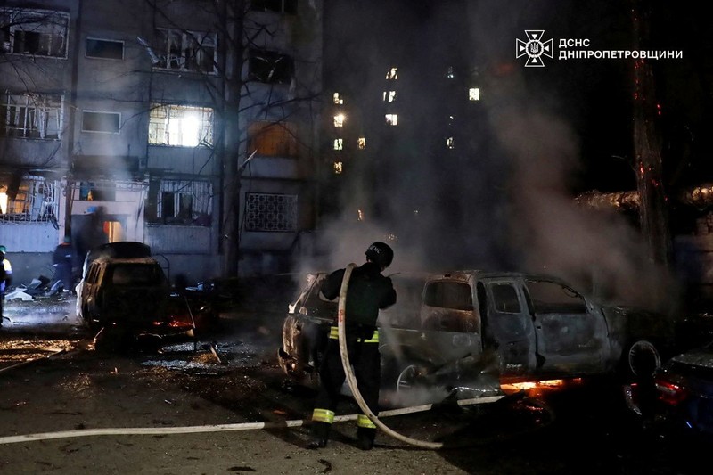Suasana usai serang pesawat nirawak Rusia di Dnipro, Ukraina, Kamis (17/4/2025). (REUTERS/Mykola Synelnykov) Suasana usai serang pesawat nirawak Rusia di Dnipro, Ukraina, Kamis (17/4/2025). (REUTERS/Mykola Synelnykov)