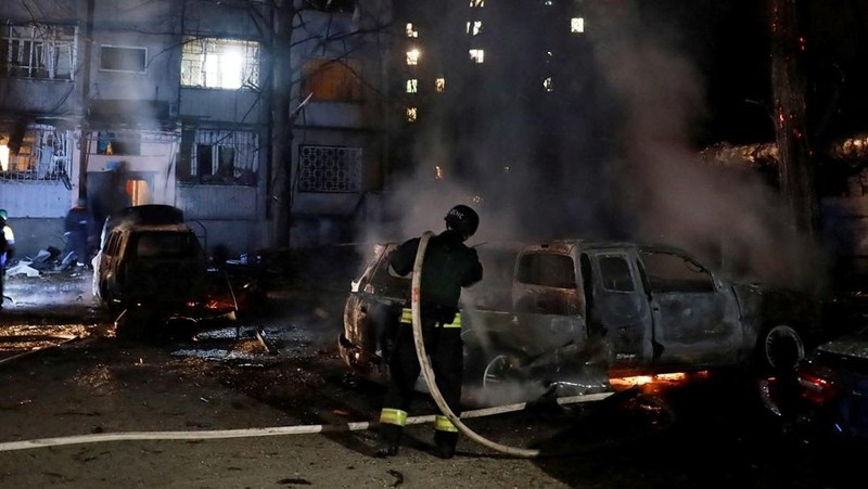 Suasana usai serang pesawat nirawak Rusia di Dnipro, Ukraina, Kamis (17/4/2025). (REUTERS/Mykola Synelnykov)