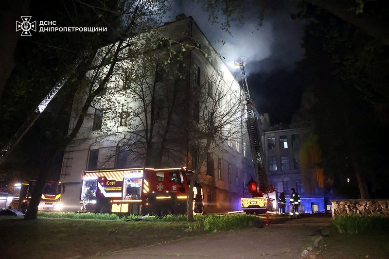 Suasana usai serang pesawat nirawak Rusia di Dnipro, Ukraina, Kamis (17/4/2025). (REUTERS/Mykola Synelnykov) Suasana usai serang pesawat nirawak Rusia di Dnipro, Ukraina, Kamis (17/4/2025). (REUTERS/Mykola Synelnykov)