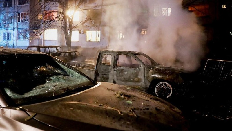Suasana usai serang pesawat nirawak Rusia di Dnipro, Ukraina, Kamis (17/4/2025). (REUTERS/Mykola Synelnykov)