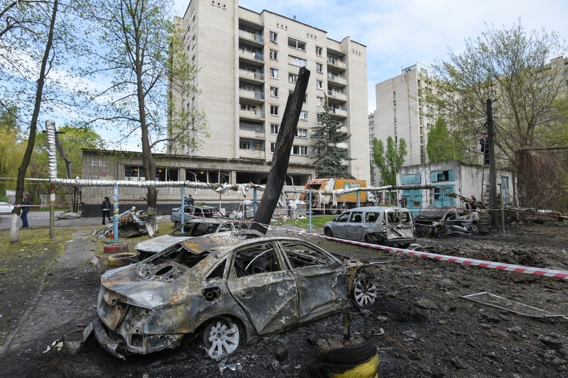 Suasana usai serang pesawat nirawak Rusia di Dnipro, Ukraina, Kamis (17/4/2025). (REUTERS/Mykola Synelnykov) Suasana usai serang pesawat nirawak Rusia di Dnipro, Ukraina, Kamis (17/4/2025). (REUTERS/Mykola Synelnykov)