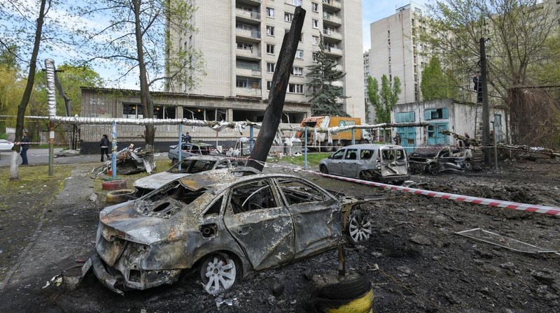 Suasana usai serang pesawat nirawak Rusia di Dnipro, Ukraina, Kamis (17/4/2025). (REUTERS/Mykola Synelnykov)