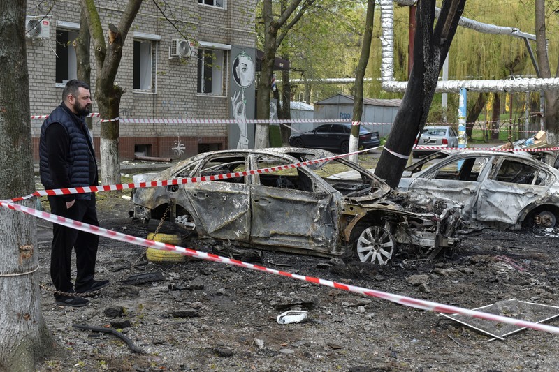 Suasana usai serang pesawat nirawak Rusia di Dnipro, Ukraina, Kamis (17/4/2025). (REUTERS/Mykola Synelnykov) Suasana usai serang pesawat nirawak Rusia di Dnipro, Ukraina, Kamis (17/4/2025). (REUTERS/Mykola Synelnykov)