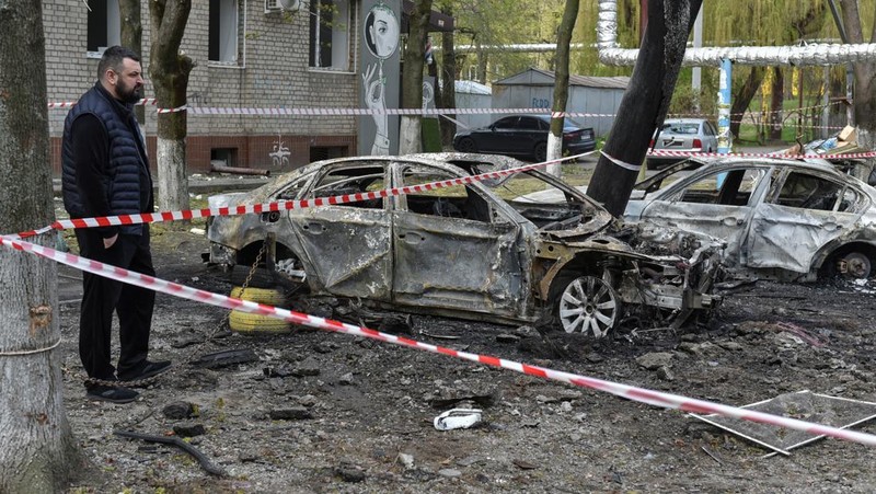 Suasana usai serang pesawat nirawak Rusia di Dnipro, Ukraina, Kamis (17/4/2025). (REUTERS/Mykola Synelnykov)