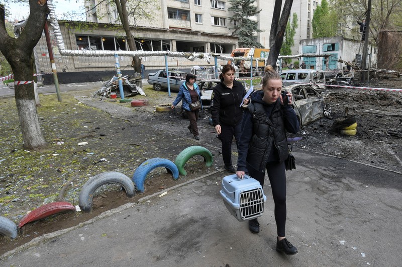 Suasana usai serang pesawat nirawak Rusia di Dnipro, Ukraina, Kamis (17/4/2025). (REUTERS/Mykola Synelnykov) Suasana usai serang pesawat nirawak Rusia di Dnipro, Ukraina, Kamis (17/4/2025). (REUTERS/Mykola Synelnykov)