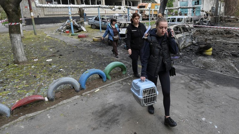 Suasana usai serang pesawat nirawak Rusia di Dnipro, Ukraina, Kamis (17/4/2025). (REUTERS/Mykola Synelnykov)