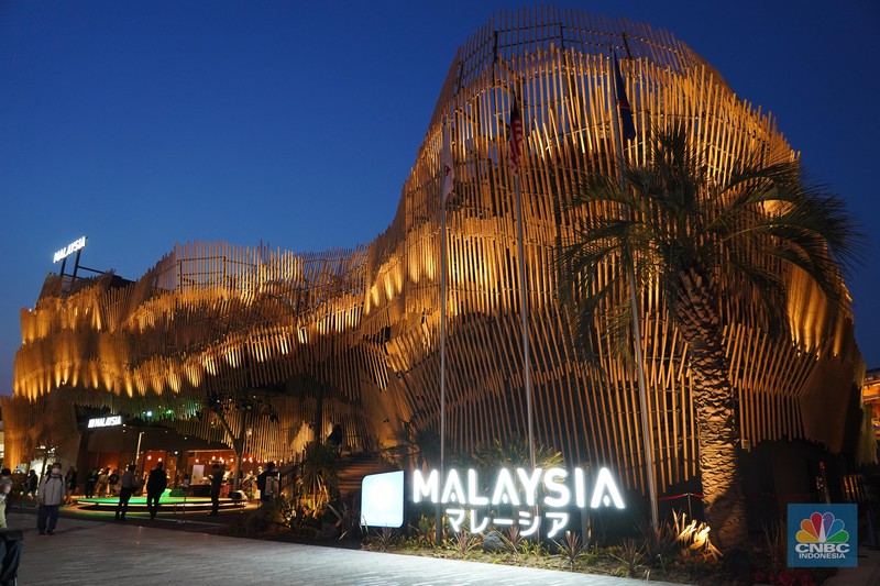 Seorang pengunjung berjalan di depan Paviliun Indonesia dalam World Expo 2025 Osaka, Jepang, Rabu (16/4/2025). (CNBC Indonesia/Angga Yosua)