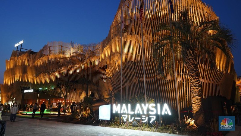 Seorang pengunjung berjalan di depan Paviliun Indonesia dalam World Expo 2025 Osaka, Jepang, Rabu (16/4/2025). (CNBC Indonesia/Angga Yosua)