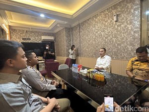 Walkot Surabaya Dampingi 30 Korban Ijazah Ditahan Bikin Laporan ke Polisi