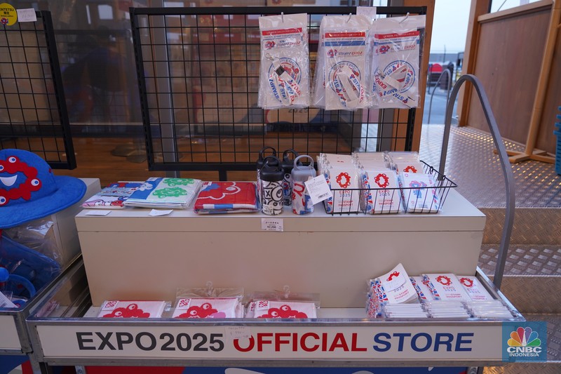 Seorang pengunjung berjalan di depan Paviliun Indonesia dalam World Expo 2025 Osaka, Jepang, Rabu (16/4/2025). Seorang pengunjung berjalan di depan Paviliun Indonesia dalam World Expo 2025 Osaka, Jepang, Rabu (16/4/2025). (CNBC Indonesia/Angga Yosua)