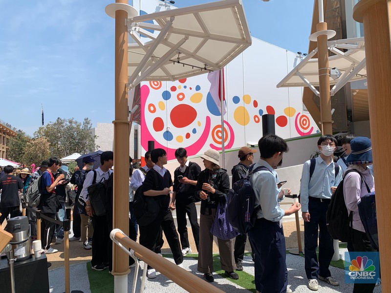 Seorang pengunjung berjalan di depan Paviliun Indonesia dalam World Expo 2025 Osaka, Jepang, Rabu (16/4/2025). Seorang pengunjung berjalan di depan Paviliun Indonesia dalam World Expo 2025 Osaka, Jepang, Rabu (16/4/2025). (CNBC Indonesia/Angga Yosua)