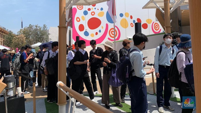 Seorang pengunjung berjalan di depan Paviliun Indonesia dalam World Expo 2025 Osaka, Jepang, Rabu (16/4/2025). (CNBC Indonesia/Angga Yosua)