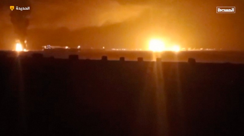 Amerika Serikat kembali melancarkan serangan udara ke Yaman dengan menyasar pelabuhan bahan bakar Ras Isa di wilayah barat pada Kamis (17/4), menewaskan sedikitnya 38 orang dan melukai 102 lainnya. (Tangkapan Layar Video Reuters/AL-MASIRAH TV)