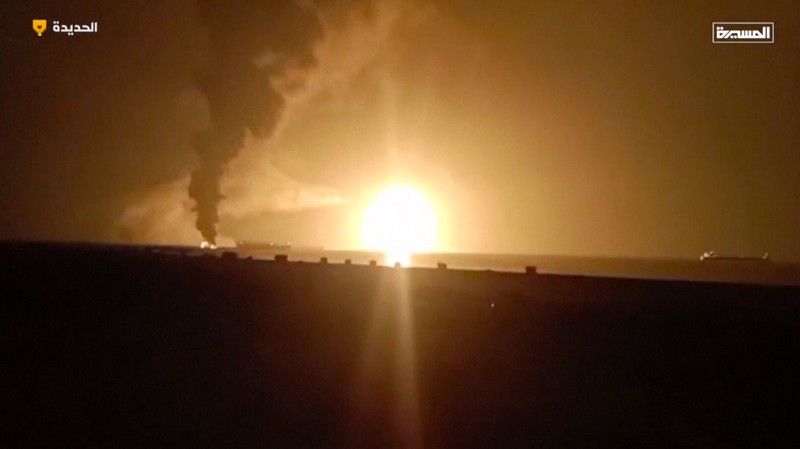 Amerika Serikat kembali melancarkan serangan udara ke Yaman dengan menyasar pelabuhan bahan bakar Ras Isa di wilayah barat pada Kamis (17/4), menewaskan sedikitnya 38 orang dan melukai 102 lainnya. (Tangkapan Layar Video Reuters/AL-MASIRAH TV)