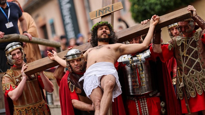Umat ​​Katolik mengambil bagian dalam peragaan ulang penyaliban Yesus Kristus selama prosesi Jumat Agung, di Gereja Santo Matius Penginjil, di Tangerang Selatan, di pinggiran Jakarta, Indonesia, 18 April 2025. (REUTERS/Willy Kurniawan)