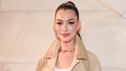 Penampilan Terbaru Anne Hathaway Disebut Unreal, Muncul Dugaan Oplas