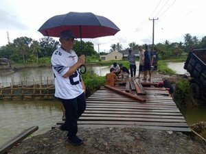 Pemkab Pandeglang Perbaiki Jembatan Kayu Pemicu Truk Terguling