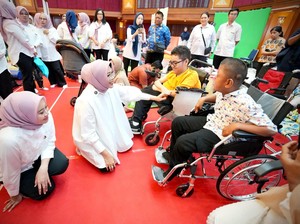 Fatma Gus Ipul Beri Bantuan untuk Anak-Anak Penyandang Penyakit Langka