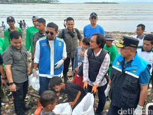 Pemprov Banten Bersihkan Sampah di Pantai Teluk Labuan, Turunkan Ekskavator