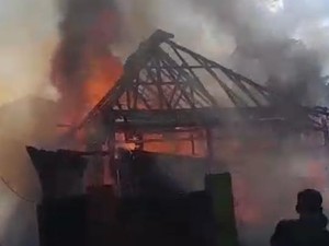 Selamatkan Anak-Istri Saat Rumah Kebakaran, Eko Dilarikan ke RS