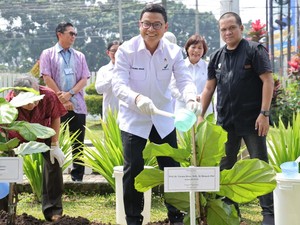 Simbol Peduli Lingkungan, Kepala BPOM RI Tanam Pohon di Jabar