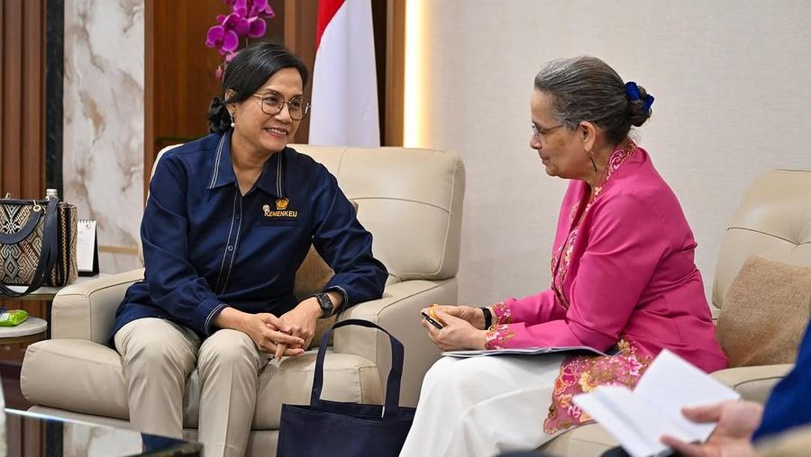 Menteri Keuangan, Sri Mulyani saat melakukan pertemuan dengan Duta Besar Amerika Serikat untuk Indonesia, H.E. Kamala Shirin Lakhdhir. (Instagram/smindrawati)
