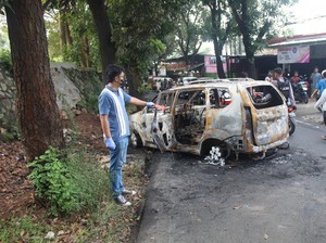 2 Jam Mencekamnya Aksi Ormas Bakar Mobil hingga Aniaya Polisi di Depok
