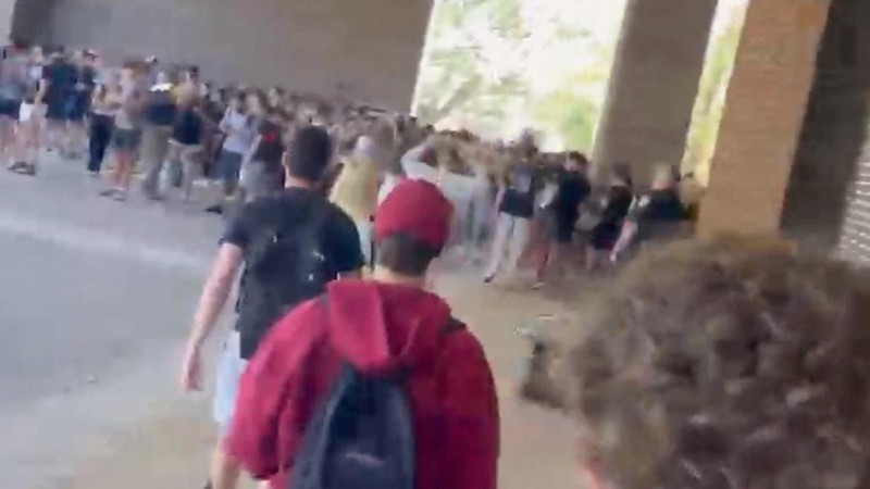 Orang-orang berkumpul saat dievakuasi oleh petugas polisi menyusul tanggapan terhadap laporan penembakan di Universitas Negeri Florida, di Tallahassee, Florida, AS, 17 April 2025, dalam tangkapan layar yang diperoleh dari video media sosial. Orang-orang berkumpul saat dievakuasi oleh petugas polisi menyusul tanggapan terhadap laporan penembakan di Universitas Negeri Florida, di Tallahassee, Florida, AS, 17 April 2025, dalam tangkapan layar yang diperoleh dari video media sosial. (@ignqiny via X/via REUTERS)
