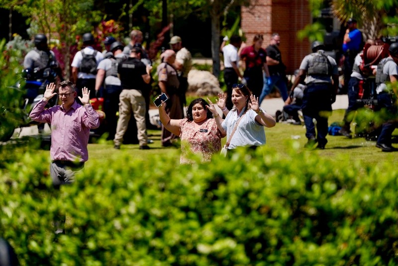 Orang-orang berkumpul saat dievakuasi oleh petugas polisi menyusul tanggapan terhadap laporan penembakan di Universitas Negeri Florida, di Tallahassee, Florida, AS, 17 April 2025, dalam tangkapan layar yang diperoleh dari video media sosial. Orang-orang berkumpul saat dievakuasi oleh petugas polisi menyusul tanggapan terhadap laporan penembakan di Universitas Negeri Florida, di Tallahassee, Florida, AS, 17 April 2025, dalam tangkapan layar yang diperoleh dari video media sosial. (@ignqiny via X/via REUTERS)