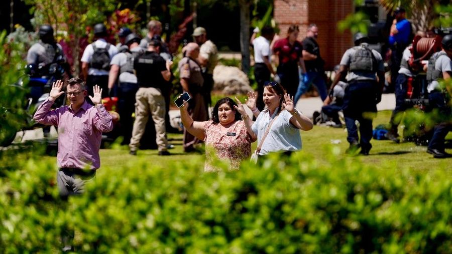 Orang-orang berkumpul saat dievakuasi oleh petugas polisi menyusul tanggapan terhadap laporan penembakan di Universitas Negeri Florida, di Tallahassee, Florida, AS, 17 April 2025, dalam tangkapan layar yang diperoleh dari video media sosial. (@ignqiny via X/via REUTERS)