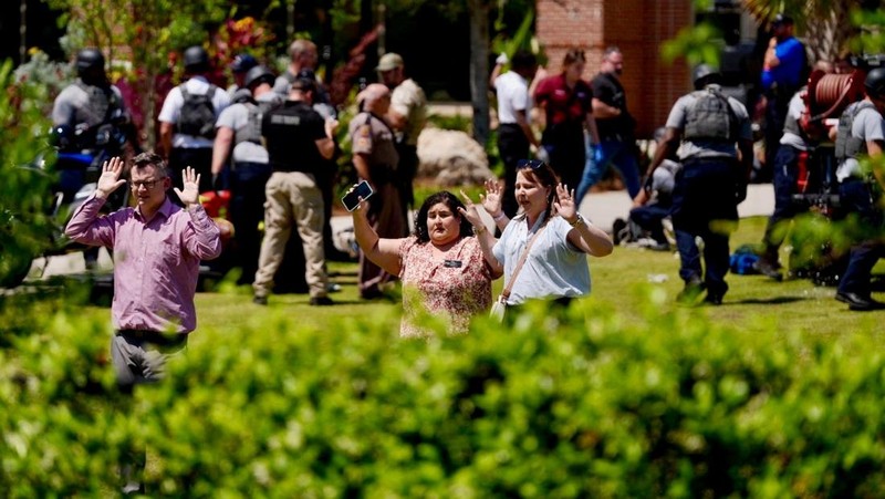Orang-orang berkumpul saat dievakuasi oleh petugas polisi menyusul tanggapan terhadap laporan penembakan di Universitas Negeri Florida, di Tallahassee, Florida, AS, 17 April 2025, dalam tangkapan layar yang diperoleh dari video media sosial. (@ignqiny via X/via REUTERS)