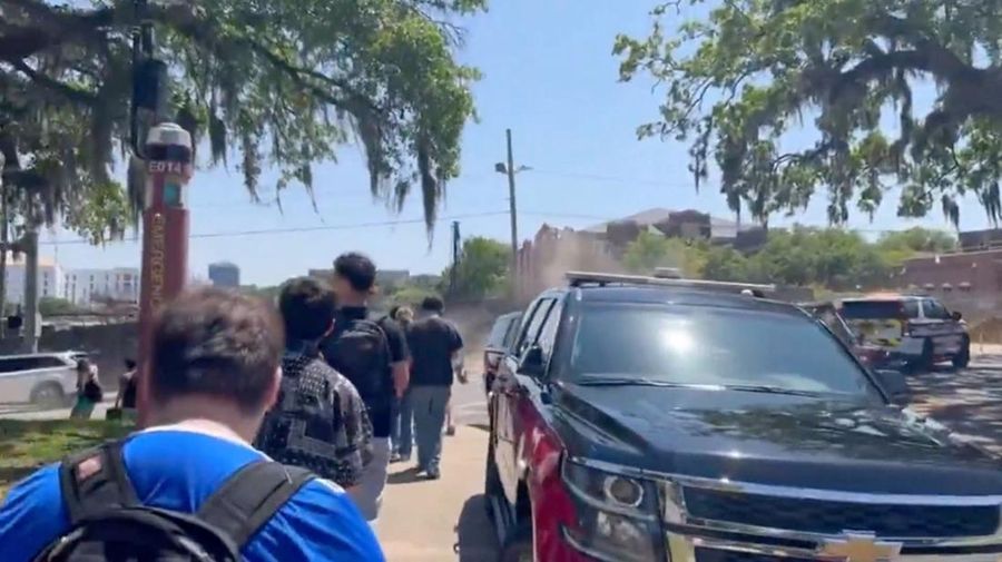 Orang-orang berkumpul saat dievakuasi oleh petugas polisi menyusul tanggapan terhadap laporan penembakan di Universitas Negeri Florida, di Tallahassee, Florida, AS, 17 April 2025, dalam tangkapan layar yang diperoleh dari video media sosial. (@ignqiny via X/via REUTERS)