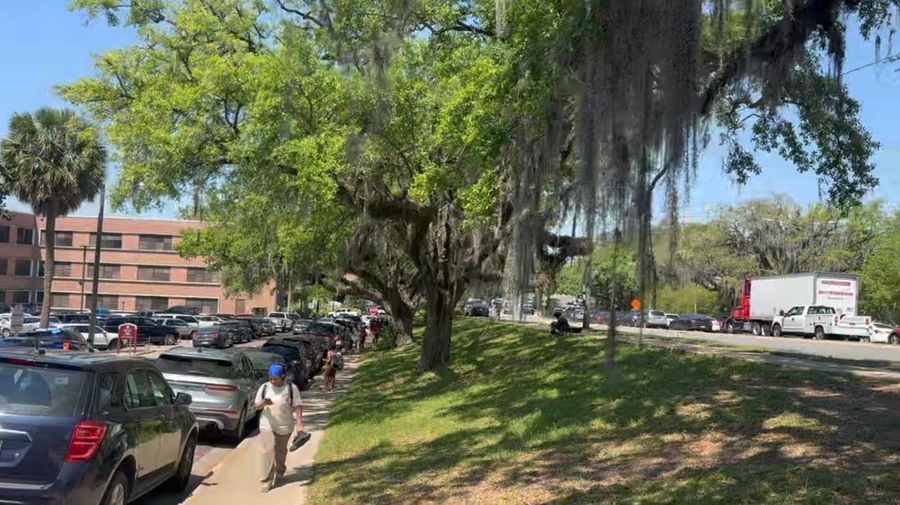 Orang-orang berkumpul saat dievakuasi oleh petugas polisi menyusul tanggapan terhadap laporan penembakan di Universitas Negeri Florida, di Tallahassee, Florida, AS, 17 April 2025, dalam tangkapan layar yang diperoleh dari video media sosial. (@ignqiny via X/via REUTERS)