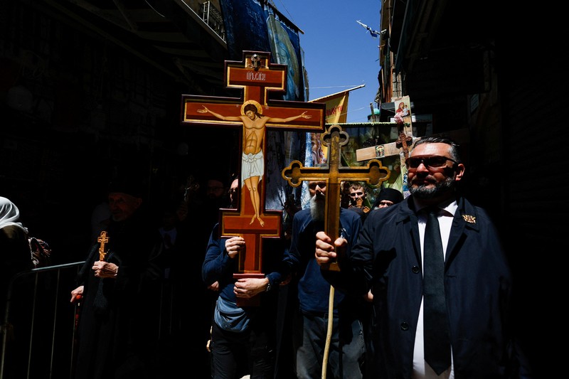 Umat ​​Katolik mengambil bagian dalam peragaan ulang penyaliban Yesus Kristus selama prosesi Jumat Agung, di Gereja Santo Matius Penginjil, di Tangerang Selatan, di pinggiran Jakarta, Indonesia, 18 April 2025. (REUTERS/Willy Kurniawan)