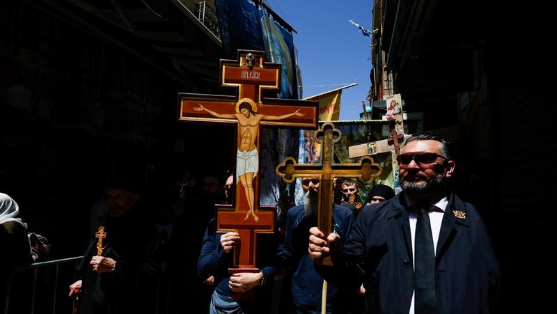 Umat ​​Katolik mengambil bagian dalam peragaan ulang penyaliban Yesus Kristus selama prosesi Jumat Agung, di Gereja Santo Matius Penginjil, di Tangerang Selatan, di pinggiran Jakarta, Indonesia, 18 April 2025. (REUTERS/Willy Kurniawan)