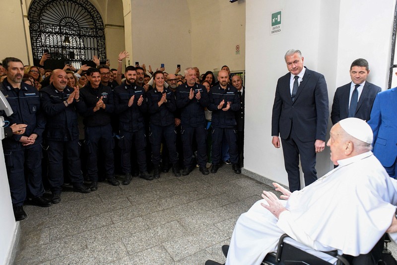 Paus Fransiskus mengunjungi penjara Regina Coeli di Roma, Italia 17 April 2025. (Vatican Media/­Handout Vatican Media/­Handout via REUTERS)
