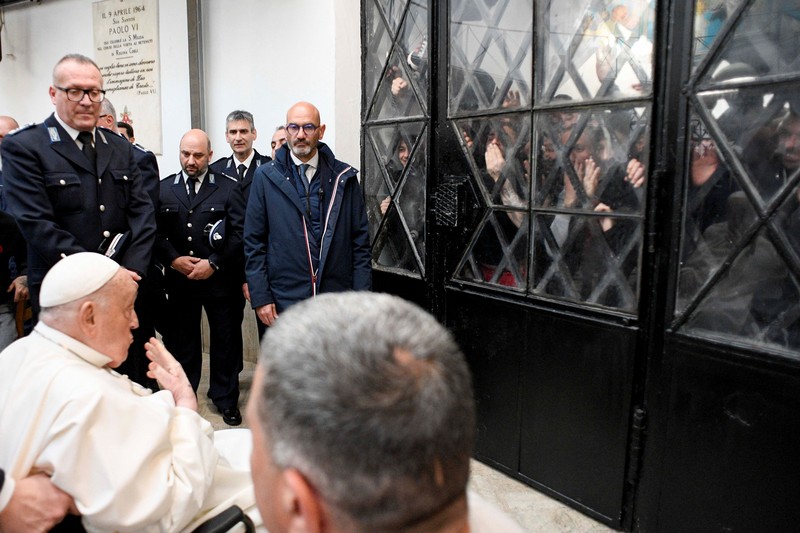 Paus Fransiskus mengunjungi penjara Regina Coeli di Roma, Italia 17 April 2025. (Vatican Media/­Handout Vatican Media/­Handout via REUTERS)