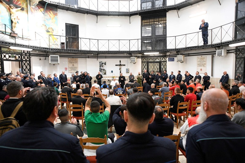 Paus Fransiskus mengunjungi penjara Regina Coeli di Roma, Italia 17 April 2025. Paus Fransiskus mengunjungi penjara Regina Coeli di Roma, Italia 17 April 2025. (Vatican Media/Handout Vatican Media/Handout via REUTERS)