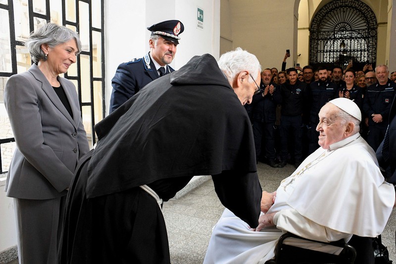 Paus Fransiskus mengunjungi penjara Regina Coeli di Roma, Italia 17 April 2025. (Vatican Media/­Handout Vatican Media/­Handout via REUTERS)