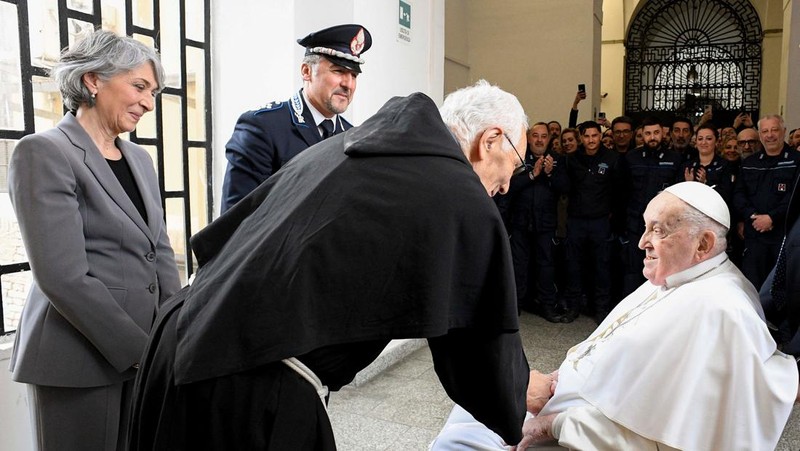Paus Fransiskus mengunjungi penjara Regina Coeli di Roma, Italia 17 April 2025. (Vatican Media/­Handout Vatican Media/­Handout via REUTERS)