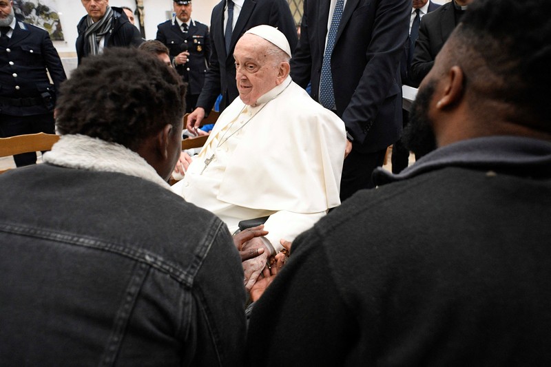 Paus Fransiskus mengunjungi penjara Regina Coeli di Roma, Italia 17 April 2025. (Vatican Media/­Handout Vatican Media/­Handout via REUTERS)