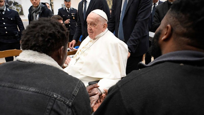 Paus Fransiskus mengunjungi penjara Regina Coeli di Roma, Italia 17 April 2025. (Vatican Media/­Handout Vatican Media/­Handout via REUTERS)