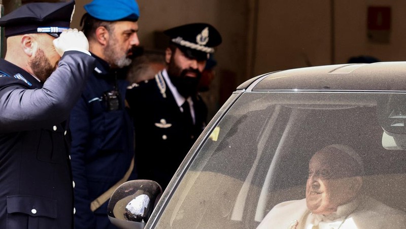 Paus Fransiskus mengunjungi penjara Regina Coeli di Roma, Italia 17 April 2025. (Vatican Media/­Handout Vatican Media/­Handout via REUTERS)