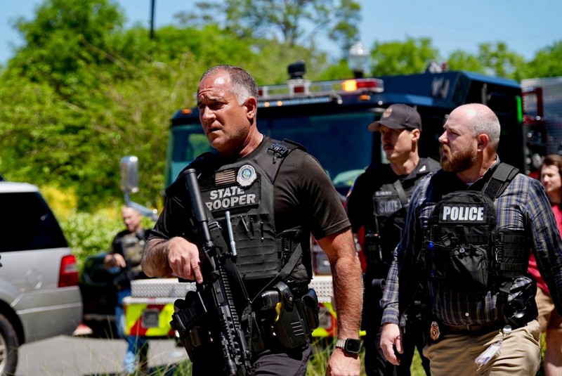 Orang-orang berkumpul saat dievakuasi oleh petugas polisi menyusul tanggapan terhadap laporan penembakan di Universitas Negeri Florida, di Tallahassee, Florida, AS, 17 April 2025, dalam tangkapan layar yang diperoleh dari video media sosial. (@ignqiny via X/via REUTERS)