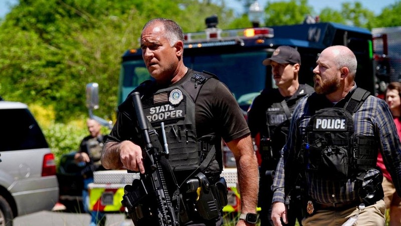 Orang-orang berkumpul saat dievakuasi oleh petugas polisi menyusul tanggapan terhadap laporan penembakan di Universitas Negeri Florida, di Tallahassee, Florida, AS, 17 April 2025, dalam tangkapan layar yang diperoleh dari video media sosial. (@ignqiny via X/via REUTERS)