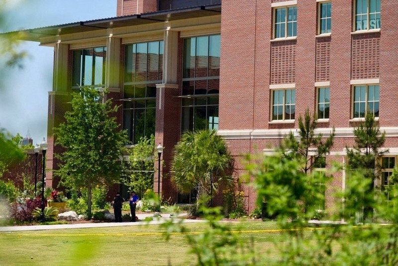 Orang-orang berkumpul saat dievakuasi oleh petugas polisi menyusul tanggapan terhadap laporan penembakan di Universitas Negeri Florida, di Tallahassee, Florida, AS, 17 April 2025, dalam tangkapan layar yang diperoleh dari video media sosial. Orang-orang berkumpul saat dievakuasi oleh petugas polisi menyusul tanggapan terhadap laporan penembakan di Universitas Negeri Florida, di Tallahassee, Florida, AS, 17 April 2025, dalam tangkapan layar yang diperoleh dari video media sosial. (@ignqiny via X/via REUTERS)
