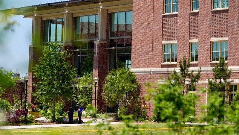 Orang-orang berkumpul saat dievakuasi oleh petugas polisi menyusul tanggapan terhadap laporan penembakan di Universitas Negeri Florida, di Tallahassee, Florida, AS, 17 April 2025, dalam tangkapan layar yang diperoleh dari video media sosial. (@ignqiny via X/via REUTERS)