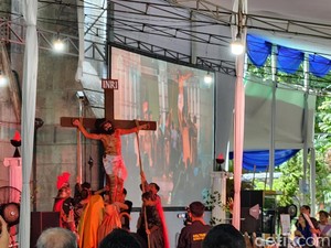 Cerita Arya Latihan 6 Bulan Perankan Yesus Saat Jalan Salib di Katedral Jakarta