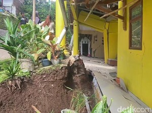 Cerita Warga Lihat Atap Rumah Ambruk Saat Tanah Gerak di Brebes